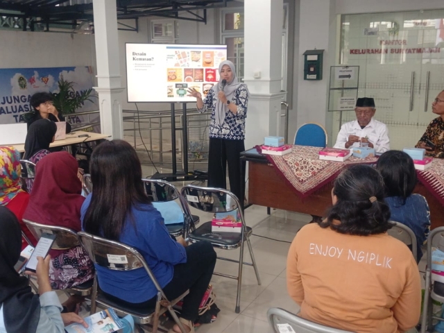 Pengabdian Dosen Ilmu Komunikasi UII: Bagaimana Cara Membuat Desain Packaging yang Menarik?