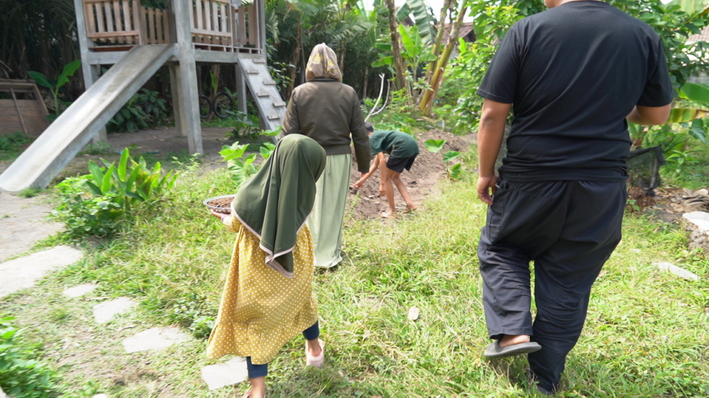Kegiatan berkebun menanam sawi PKBM Inside Out School